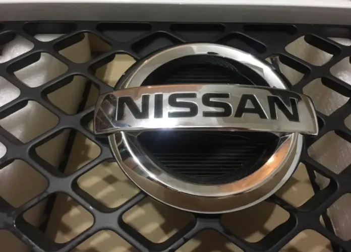 Grade Do Radiador Nissan Frontier - Modelo: 62310-JS500 - Branco - NOVO