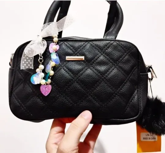 Bolsa preta com duas alças transversal detalhe em metalasse bag charm média fecho ziper