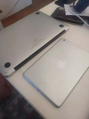 Lote Apple - MacBook Air + iPad mini (para reparo/peças)