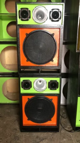 Caixas de som variadas