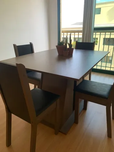 Mesa de Jantar 4 Lugares com 4 Cadeiras - Ótimo Estado