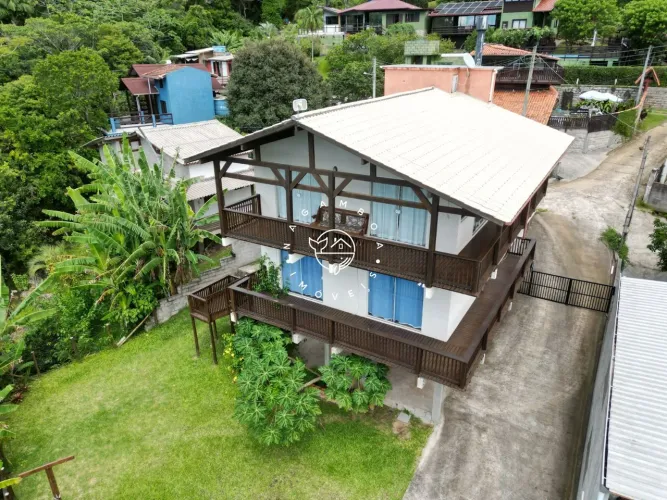 Casa com 3 quartos e amplo terreno na Praia da Gamboa Garopaba