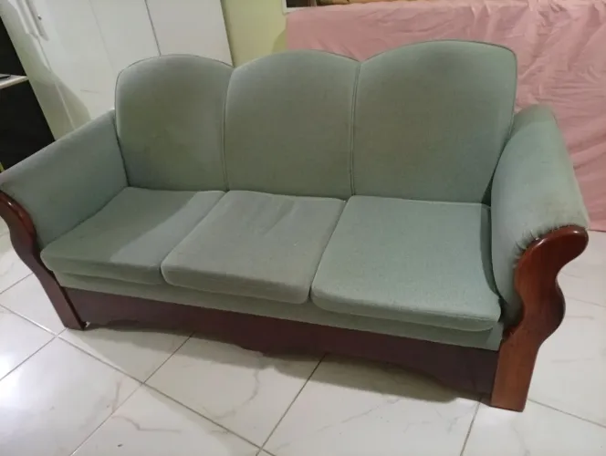 Vendo sofá madeira maciça. 1,80 X 0,76, altura 0,86