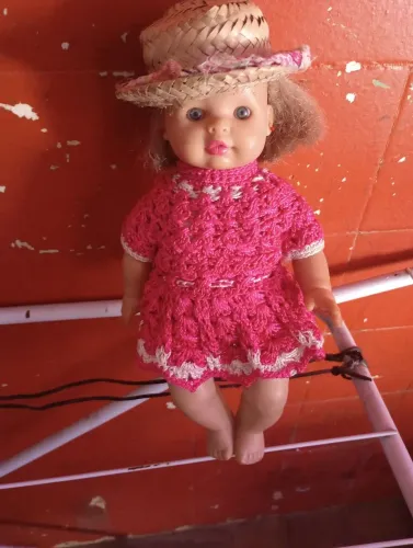 Boneca pequena roupa de crochê com chapéu de palha 