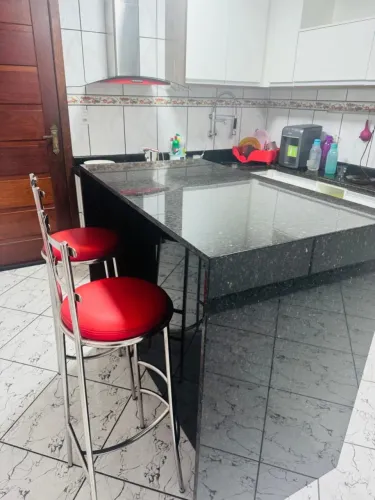 Balcão de Cozinha em Granito Verde Ubatuba + Armário Planejado