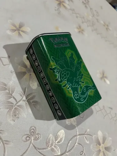 Lata com Cards Pokémon TCG Elite Trainer Deck Shield Zygarde 2016