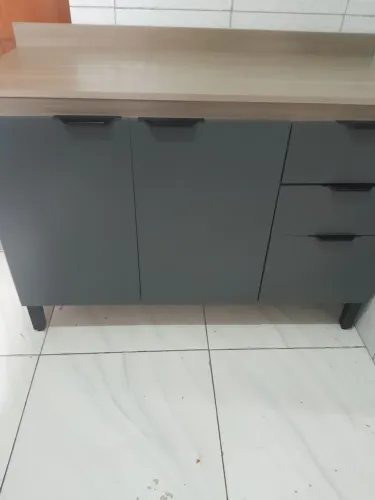 Vende se um armario novo com três meses de uso motivo mudança