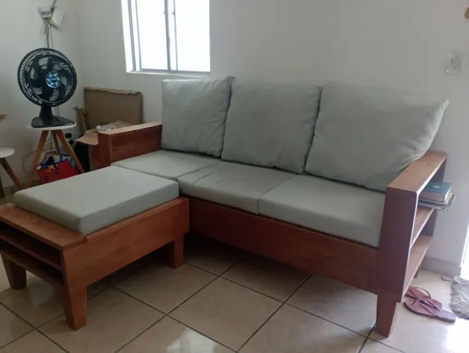 VENDO CONJUNTO DE SOFÁ DE MADEIRA MACIÇA COM PUFE