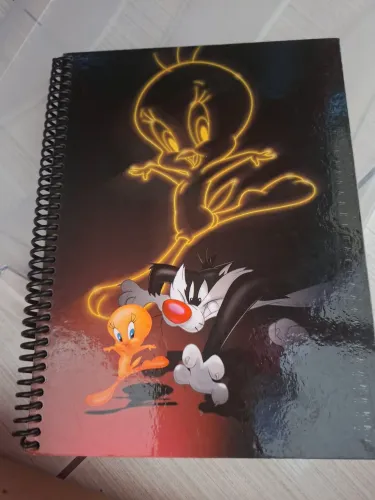 Caderno looney tunes Folhas pretas