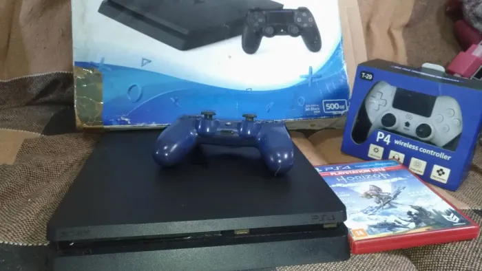 Ps4 Slim 500GB e dois controles