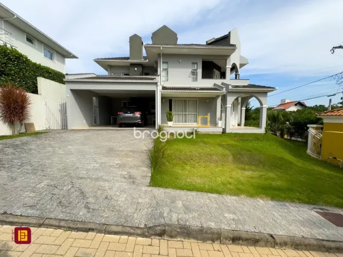 Casa em condomínio, com dois pavimentos, 295 m² de área construída, em Santo Antônio de Li