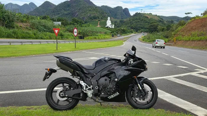Vendo moto R1 2011 em perfeito estado de conservação.