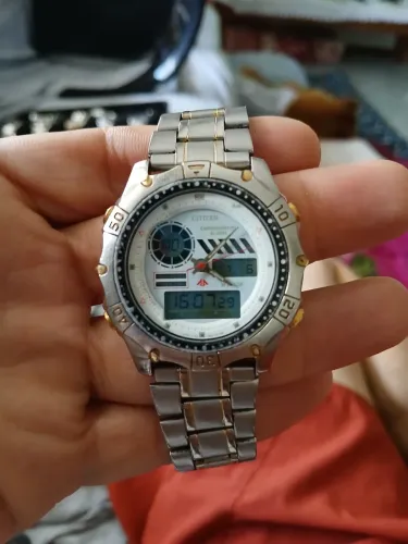 Este é um relógio de pulso Citizen Promaster C430 com visor analógico-digital.