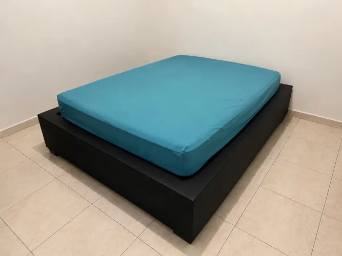 Cama Baú Queen Preta com Grande Espaço Interno - Ótimo Estado