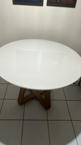 Mesa com tampo de vidro