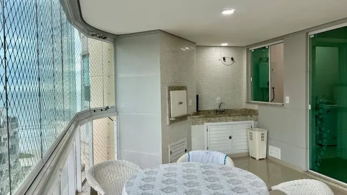 LOCAÇÃO ANUAL - APARTAMENTO EXCLUSIVO EM MEIA PRAIA