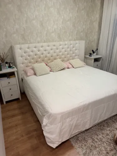 Cama kingsize completa. Cama + colchão + cabeceira + 2 mesas de canto
