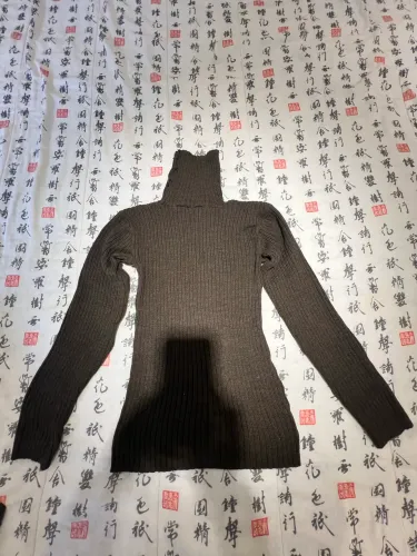 Blusas em lã de gola alta tipo rolê 