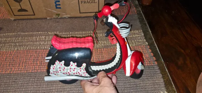 Motocicleta rosa e preta da linha Monster High, conhecida como Monstercycle