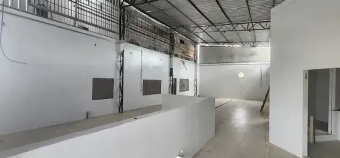GALPÃO COM 800M2 DE ÁREA TOTAL NA COSME FERREIRA/TIRADENTES