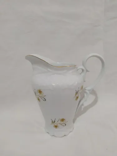 Leiteira  Porcelana Schmidt com Detalhes Florais em ótimo estado.<br>