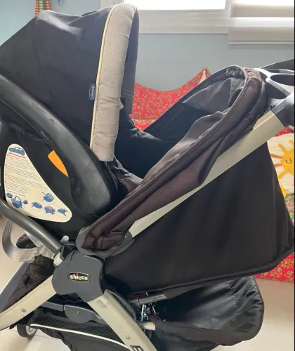 Carrinho de bebê Chicco + bebê conforto