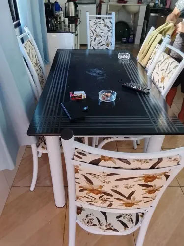 Jogo de mesa de 6 cadeiras 1.400 reais sou particular não entrego