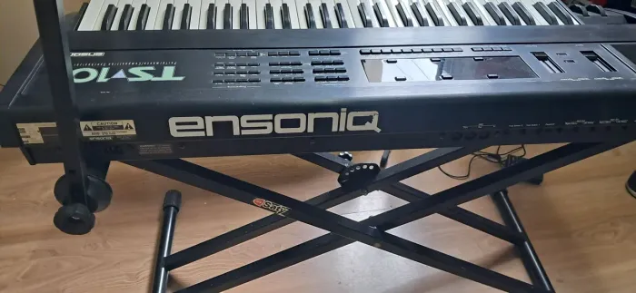 Sintetizador Ensoniq TS 10 com defeito