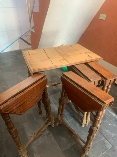Mesa com 4 mesinhas