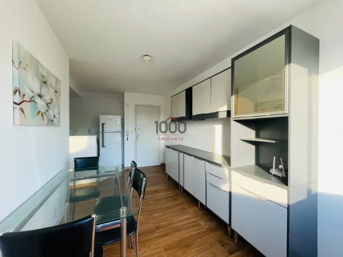 Apartamento mobiliado e garagem exclusiva coberta.