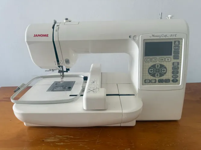 1 MÁQUINA DE COSTURA 1 MÁQUINA DE BORDADO PREÇO A NEGOCIAR  