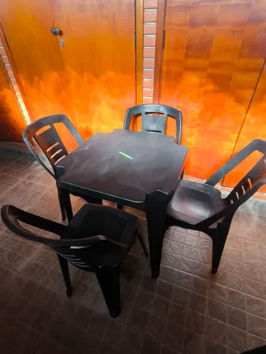 Conjunto 1 mesa e 4 cadeiras 