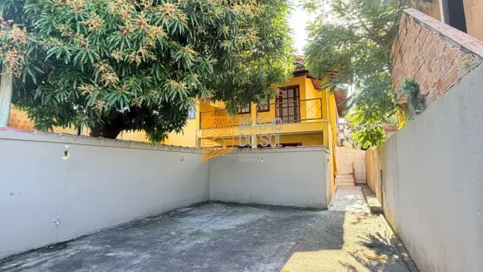 Casa Individual para Locação | 3 Quartos com Suíte e Garagem