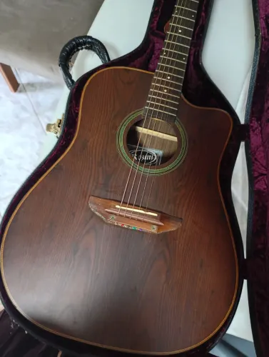 Violão e case profissional 