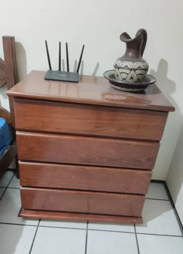 Cômoda Madeira de Lei (Maciça) 4 gavetas, com avarias 