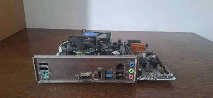 Kit Placa-Mãe ASRock H110M-HG4 + Processador Intel Core i5 7400 + Cooler Preço sugerido: