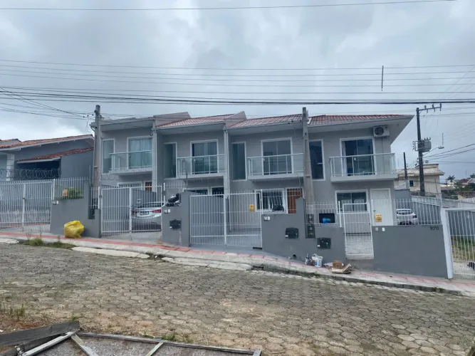Alugo sobrado com dois quartos
