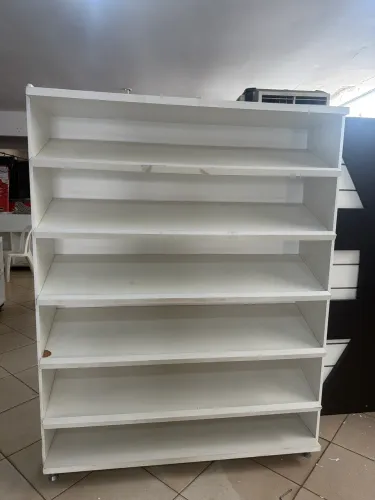 Expositor comercial ou estante sapateira