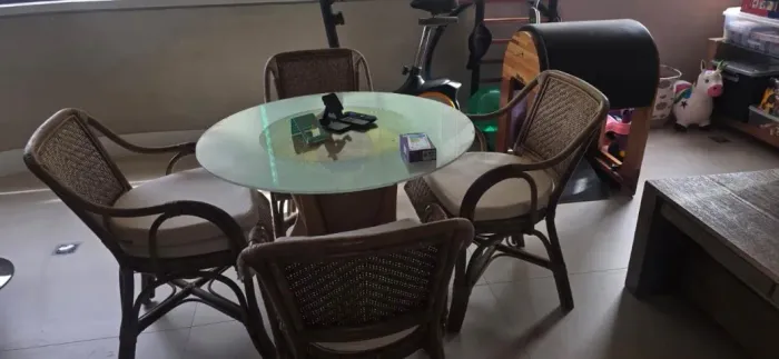 Conjunto de Mesa Redonda de Vidro com Cadeira