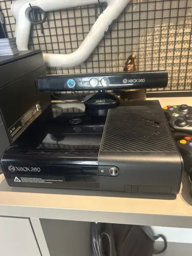 Xbox 360 E + Kinect + 2 Controles - Para Conserto ou Peças