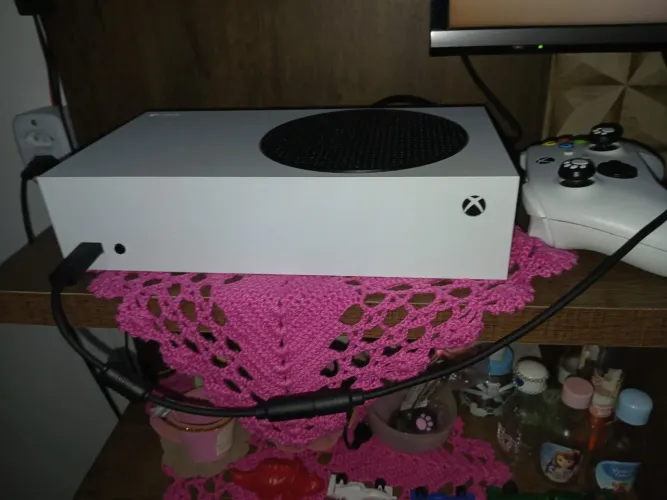 Xbox Series S com 2 controles