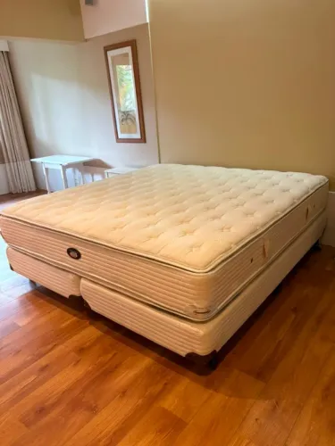 Cama King Simmos em excelente estado