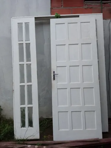 Porta grande de madeira, tamanho 1,60 x 2,10