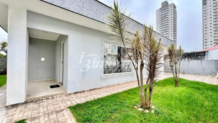 Casa à venda, semimobiliada, com 2 quartos, 2 vagas, edícula e terraço, Bairro Centro, Ita