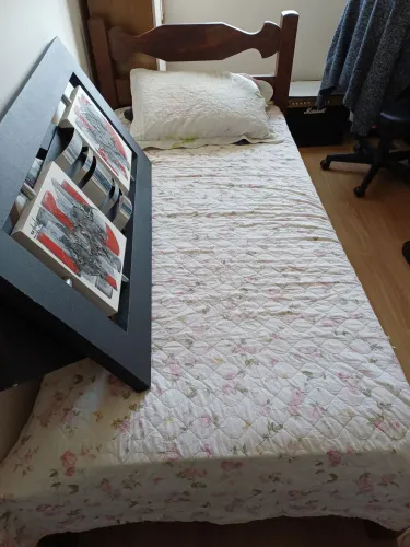 Cama solteiro de madeira e colchão