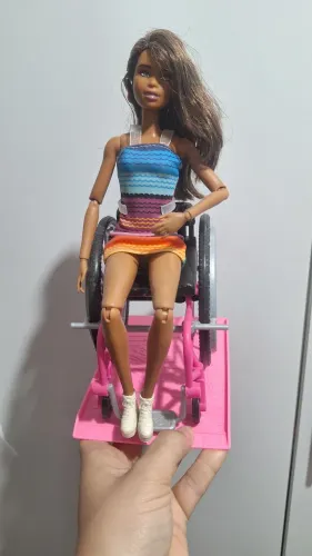 Boneca Barbie articulada + cadeira de rodas
