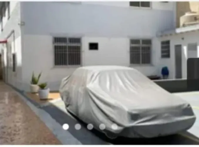 CAPA IMPERMEÁVEL FELPUDA CINZA P/ CARROS SEDAN MÉDIOS, COURO SINTÉTICO EXT. e FELTRO INT.