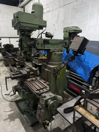 Fresadora Ferramenteira Romi F-20 com Cabeçote Chaveteiro