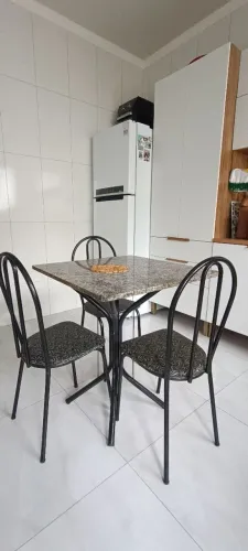 Mesa 70x70 mármore + 3 cadeiras