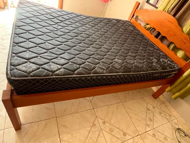 Cama casal de madeira acompanha colchão